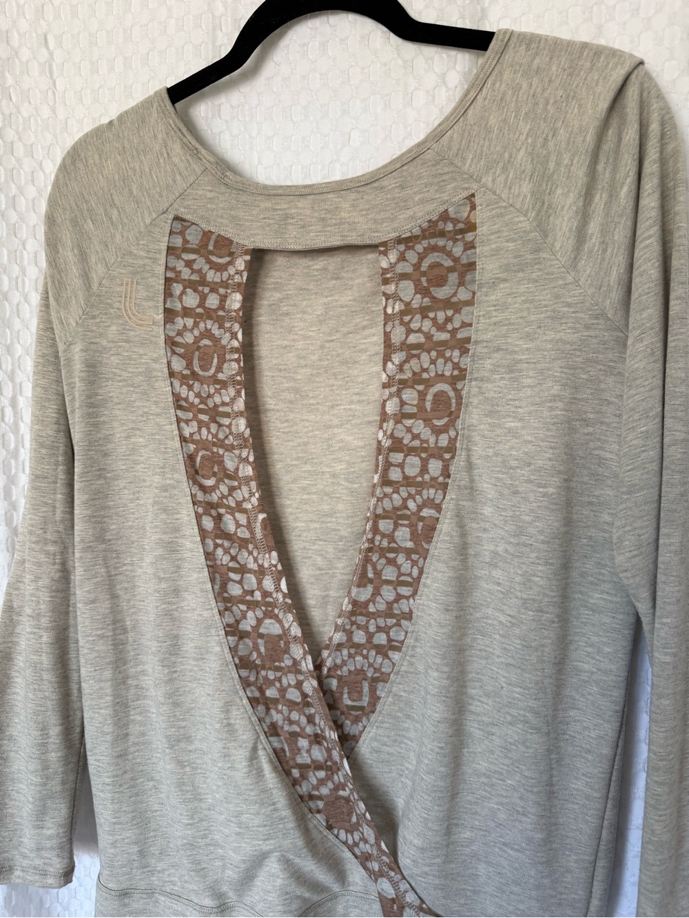 Lolë Open Back Yoga Top Small Greige Long Sleeve Stretch Athleisure Activewear - Picture 6 of 8